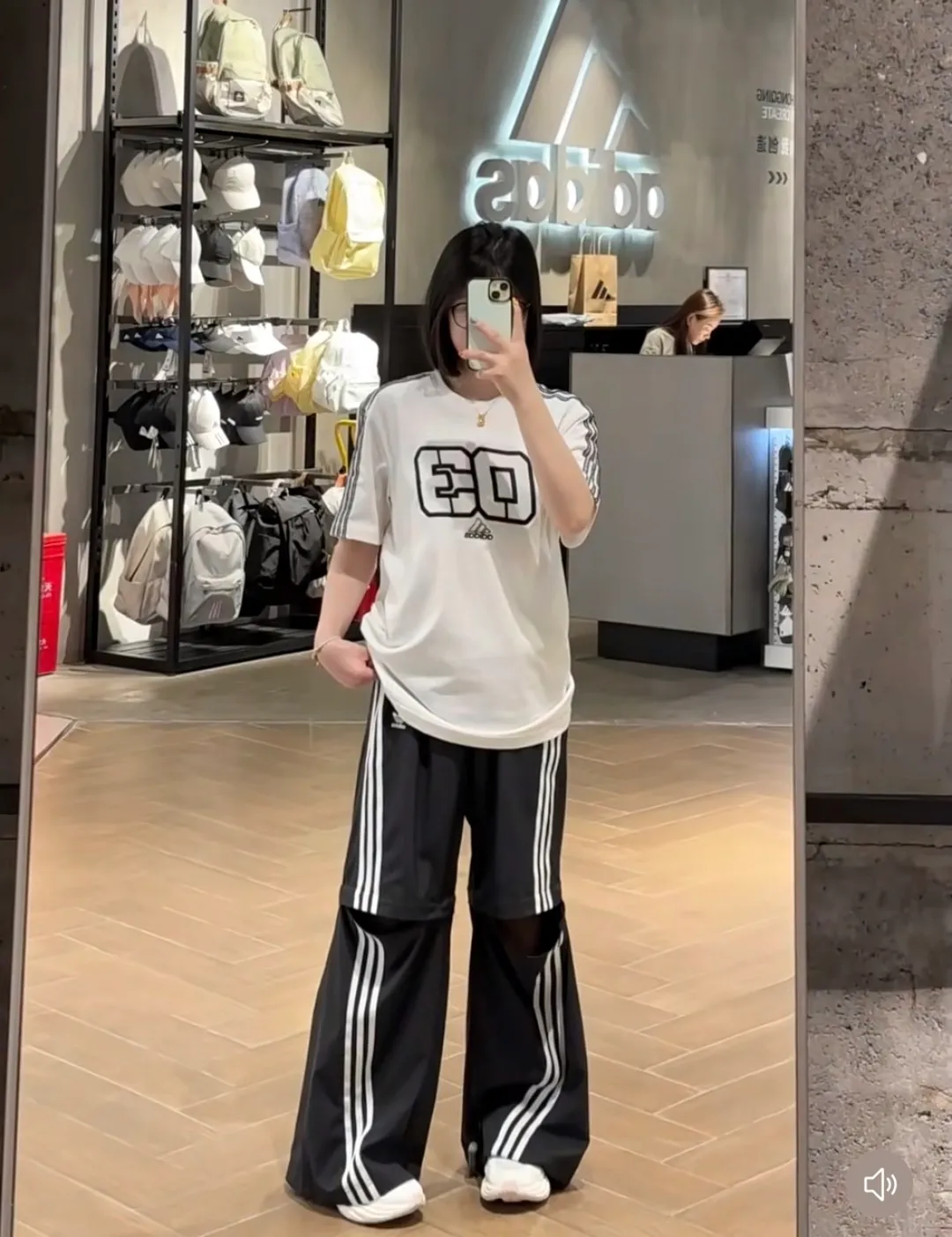 Watermark-free upper body renderings 𝟬𝟱𝟰𝟯#Exclusive real shot/difference between various stolen pictures and online version on the market [𝗮𝗱𝗶𝗱𝗮𝘀 Adidas Trefoil men's and women's digital embroidery sports loose round neck T-shirt short sleeves, selected soft cotton fabric, skin-friendly, Breathable, super comfortable to wear. ✅Full set of 1:1 customized accessories ➕Customized three-label ➕𝗬𝘂𝗮𝗻 version hang tag ➕𝗹𝗼𝗴𝗼 packaging bag🔥 ➕Scan the tag to enter the official website. ✅Top version, ins Xiaohongshu Kuaishou = lots of bloggers wear it. ✅Adidas’ absolute Hot Sale star Same Style Details are online, feel free to compare! The iconic Adidas logo embellishes the chest, highlighting the brand's charm. Fixed color and classic three-bar stripes, classic will never go out of style! Versatile is not picky, the original model is perfect for the upper body, so buy it with your eyes closed! ✅The striped elements on both sides of the sleeves add a sporty and fashionable feel, making it easily adaptable to various sports or daily leisure scenes. Whether you are running for fitness or hanging out on the street, it can keep you full of energy without losing the sense of fashion. ✅Complete sizes to meet the needs of different body shapes! Color; White Black Size S-XXL